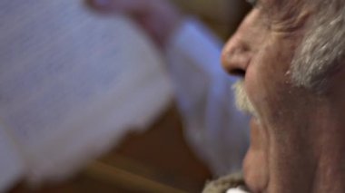 Kafkasyalı kıdemli adam evde bulanık metni okudu.