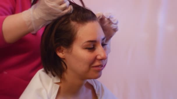 Στυλίστρια Massaging Κεφάλι Πελάτη Πριν Από Την Βαφή Μαλλιών Ευτυχισμένος — Αρχείο Βίντεο