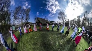 Yuvarlak Etnografya tarih tatil 360vr Video Paskalya Fuarı folklorik Lehçe giyim Opole kişilerde çimen tarafından çalışan mutlu dansçılar gerçekleştirmek