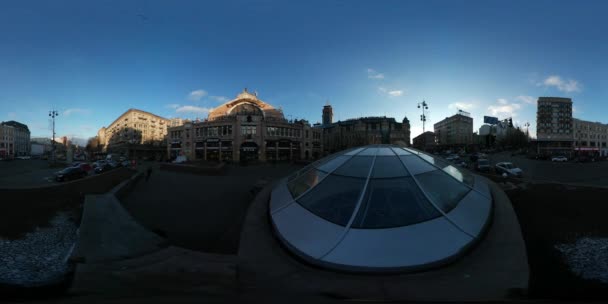 360 vr Vídeo Turista Perto Coberto Fonte Carros Estão Passando por Edifícios Velhos Movidos por Transporte Rodoviário Tráfego Inverno Quente pôr do sol Cityscape Céu Azul — Vídeo de Stock