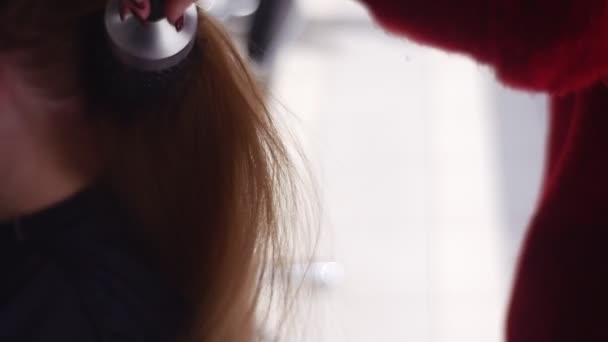 Stylista Suší Konce Klientových Vlasů Tipy Záchranu Vlasů Pomalý Pohyb — Stock video