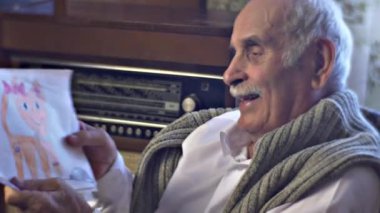 Kafkasyalı kıdemli adam evde bulanık metni okudu.