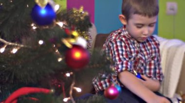 Aile evdeki Noel ağacını süslüyor.