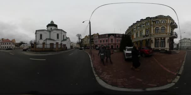 360 vr Video Saint Nicholas Day in Kiev modieuze gebied Panorama van Street in Downtown Contract plein in bewolkt dag oude historische gebouwen kerk — Stockvideo
