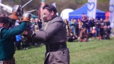 Düşük kılıç kılıç ile büyük savaşçı saldırıları