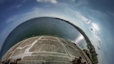 Nehir kenarında dinlenen 360 derecelik VR panoraması