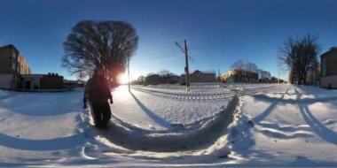 360vr Video Saint Nicholas gün Konotop turist kadın tarafından il şehir soğuk karlı güneşli gün mavi Berrak gökyüzü tatil kenarına onun yol şube Cityscape filme patika üzerinde geçen