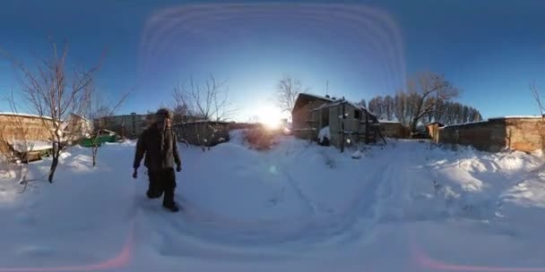 360vr videóinak unalmas fagyos városkép szélén szegény város tartományi kis házak de gyönyörű természet a téli fagyos, havas napsütéses napon kék Clear Sky