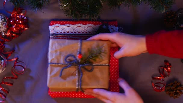 Föräldrar Händer Sätta Olika Vackra Julklappar Dekorerad Fir Träd Inklusive — Stockvideo