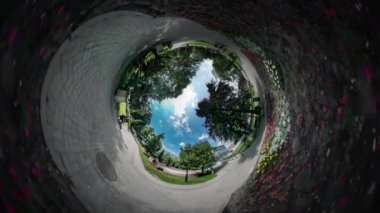 Güneşli şehir parkının 360 derecelik manzarası