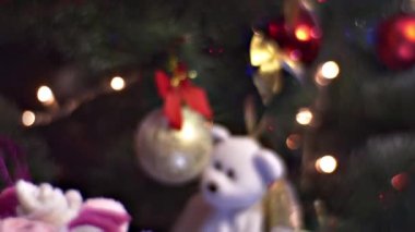 Kız evde Noel ağacını süslüyor.