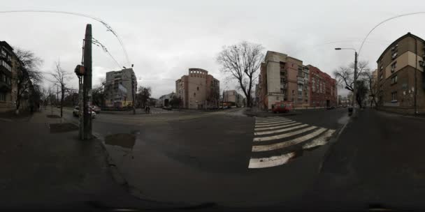 360 vr Vídeo Vida cotidiana de Kiev Transporte Praça dos contratos Segurança Tráfego Pedestres Caminhando pela calçada Veículos na cidade em dia nublado — Vídeo de Stock