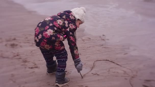 Meisje Tekening Zandige Zee Kust Koude Herfst Winter Dag — Stockvideo