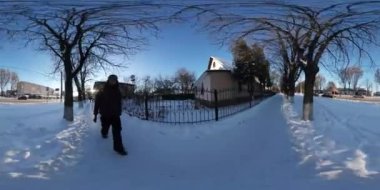 360vr Video Saint Nicholas gün Konotop yerli şehir sokak Way Home genç Turizm şube Cityscape filme geçirdiği küçük kasaba güneşli gün tatil mavi gökyüzü