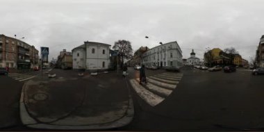 Kiev yaya yaya ve şehir ulaşım güvenliği trafik Panorama, sokak Kiev şehir merkezinde bulutlu akşam 360 vr Video Saint Nicholas Day