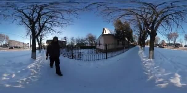 Vídeo 360Vr Saint Nicholas Day Konotop Cidade Nativa Caminho de rua Home Filmagem turística jovem Wintry Cityscape Passa Férias em Cidade Pequena Dia ensolarado Céu Azul — Vídeo de Stock