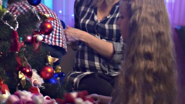 Família Decora Árvore Natal Casa — Vídeo de Stock