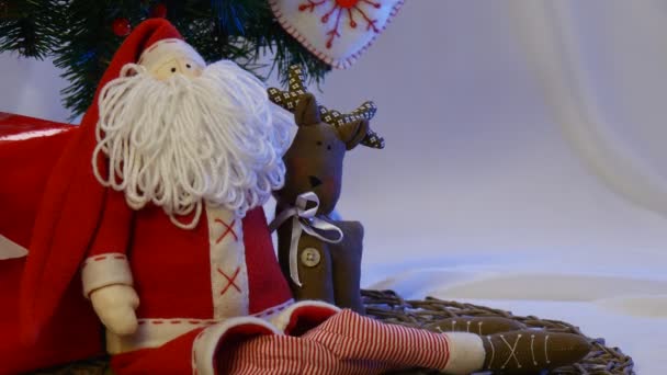 Vánoční Dárky Jsou Dát Pod Slavnostní Jedle Strom Působivým Červeným — Stock video