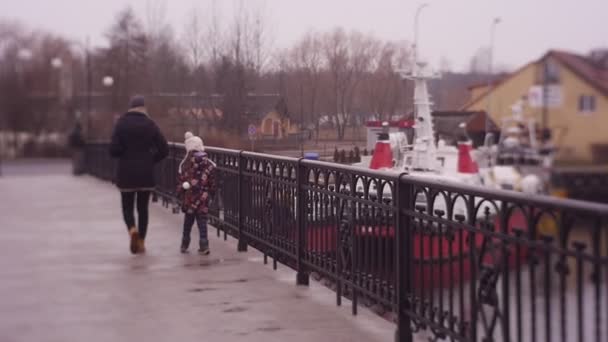 Matka Dcera Mořské Promenádě Chladném Podzimním Nebo Zimním Dni — Stock video