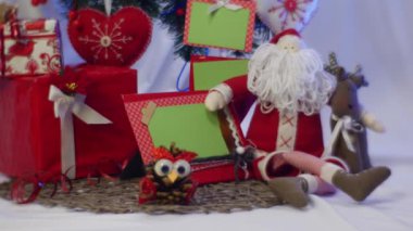 Harika Noel Kaydırak Şovu Kartları, Fotoğraf çerçeveleri, Çam kozalaklarından yapılmış baykuşlar, Kırmızı Noel Baba ve Çocuklar için Diğer El Yapımlı Oyuncaklar, Orijinallikleriyle Etkile, Madalyalı bir firavunun altında yatarken