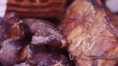 Market raflarında tütsülenmiş et yalanları. Bir biberiye ve başka baharatlarla tatlandırılmıştı. Et Lezzetli Tatlı Aroma Emit. Bir parça et, yarı yarıya şirindi. Yağ ve Et Katmanı Görünür