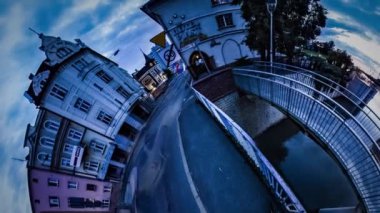 Nehirli güzel Avrupa şehrinin 360 derecelik VR manzarası