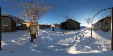 360vr Video eski ve terk edilmiş evleri kırsal manzara şehir mavi Berrak gökyüzü temiz kar egzersizi kenarında karlı Cityscape filme karlı güneşli turist