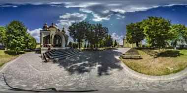 Ortodoks kilisesiyle güneşli parkın 360 derecelik manzarası