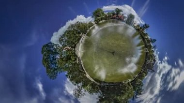 Şehir parkının 360 derecelik manzarası