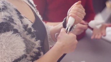 Kuaför kuaför kuaförde saç stili için makas hazırla.