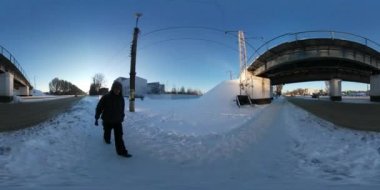 360vr Video kameraman Konotop Downtown günbatımı turist filme kış yürüyüş altında araba köprü küçük İl kasaba Sovyet tarzı mimari güneşli günüdür