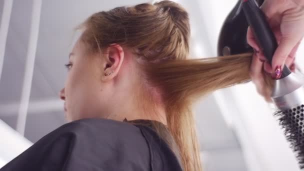 Stylista Suší Konce Klientových Vlasů Tipy Záchranu Vlasů Pomalý Pohyb — Stock video
