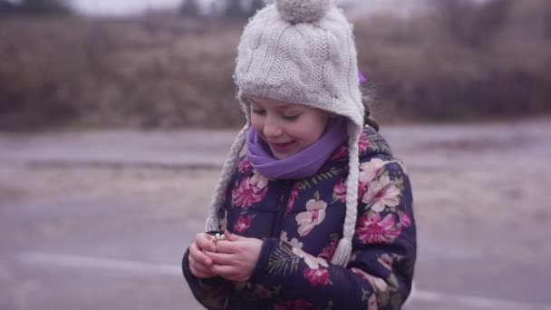 Klein Meisje Spelen Met Haar Elastisch Buiten Koude Herfst Winter — Stockvideo