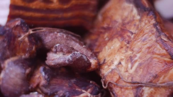 Wędzone Mięso Leży Półkach Spożywczaku Była Przyprawiona Rozmarynem Innymi Przyprawami — Wideo stockowe