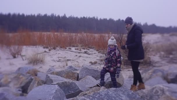 Mãe Filha Passando Tempo Juntas Costa Mar Outono Frio Dia — Vídeo de Stock