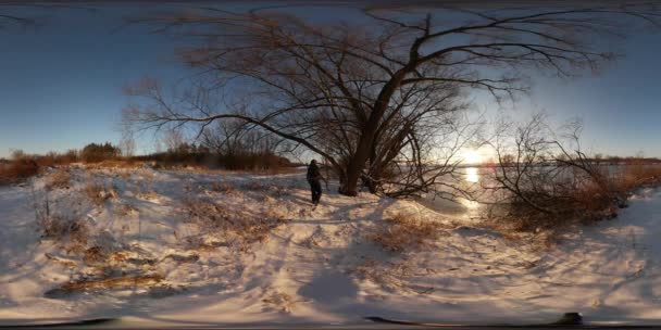 360 Graus Panorama Homem Andar Margem Rio Nevado Inverno — Vídeo de Stock