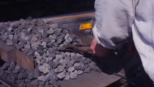 Kovář Kovář Rytina Podkovy Suvenýry Pec Ohřev Kovů Forge Forging — Stock video