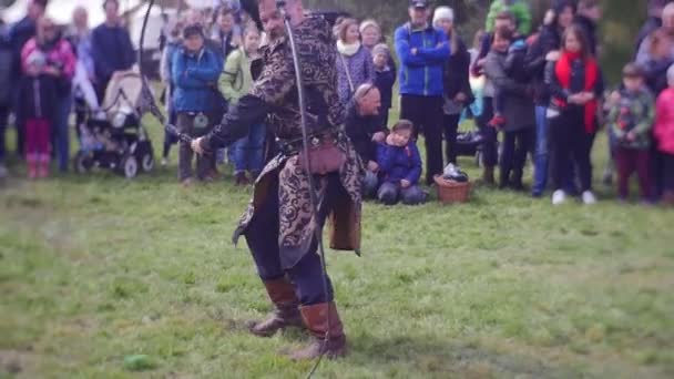 L'uomo con la barba adulta esegue una danza di combattimento — Video Stock