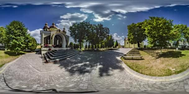 360 Graus Panorama Parque Ensolarado Com Igreja Ortodoxa — Vídeo de Stock