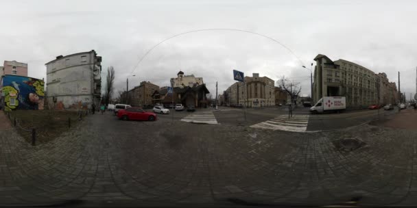 360 vr Видео День Святого Николая в центре Киева, недалеко от площади контрактов Граждане идут по тротуару Облачно влажное небо, дождливая зима — стоковое видео