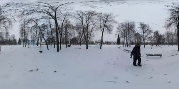 360Vr Video Hombre en Wintry Snowy Park Turista Explorando los callejones del Parque Provincial Paisaje de la Ciudad Pequeña Naturaleza de Ucrania Konotop en Nublado Día Frío — Vídeo de stock