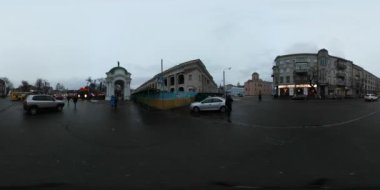 360 vr Video Saint Nicholas Day Kiev şehir merkezinde kare sözleşmeleri eski tarihi ve Modern Sovyetler binalar bulutlu Kışlıklar günde kar ıslak yol yok
