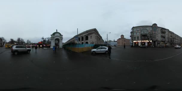 360 vr Video Giorno di San Nicola a Kiev Piazza dei contratti Antichi edifici sovietici storici e moderni nel giorno di inverno nuvoloso nessuna strada bagnata dalla neve — Video Stock