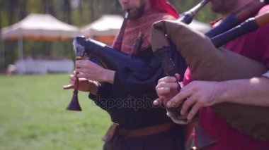bir müzisyen bir dinleyici gülüyorsun