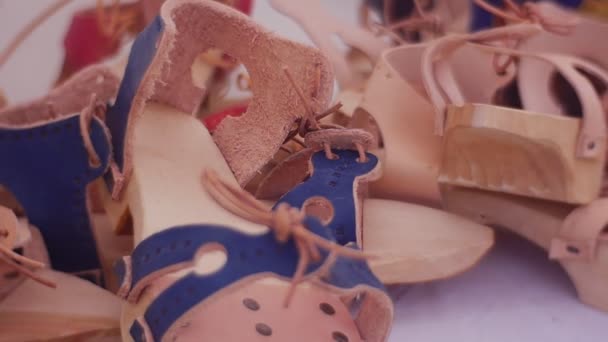 Zapatos de madera para la decoración de un interior de casa — Vídeos de Stock