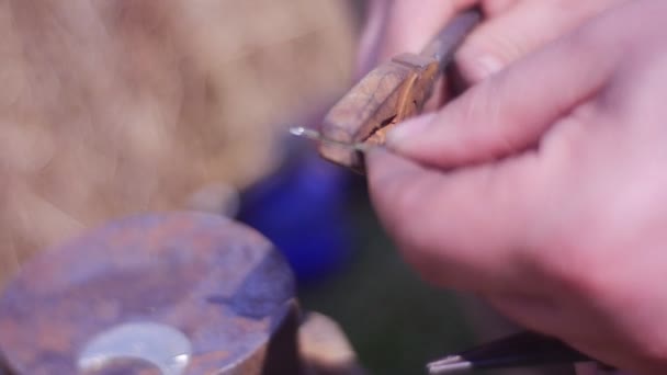 Um homem está envolvido em uma criação de jóias — Vídeo de Stock