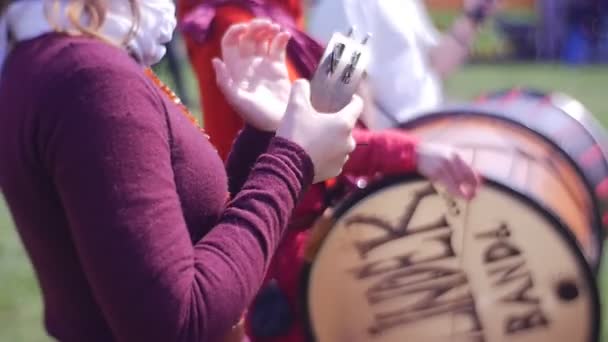 Женщина играет на старом музыкальном инструменте — стоковое видео