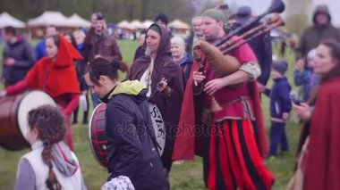 Ziyaretçi bir festival müzik grubu eğlendirir