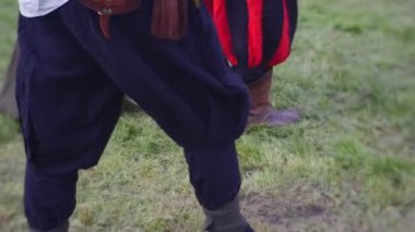 Adam onun sevgili bir çadıra açar.