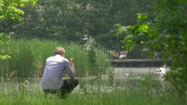 Başarılı adamın arka planı Parktaki gölde akıllı telefon kullan